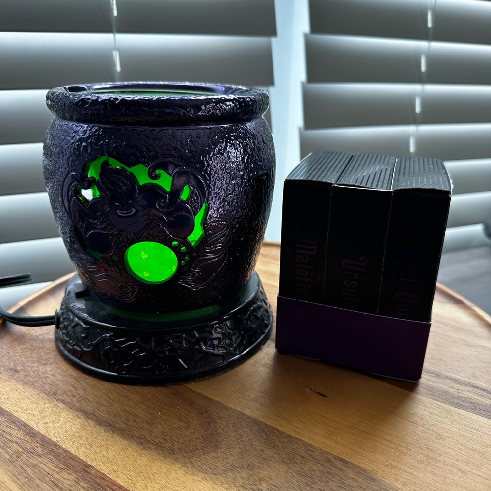 Disney Villains Scentcy warmer 
villains wax (missing 2 cubes of wax)